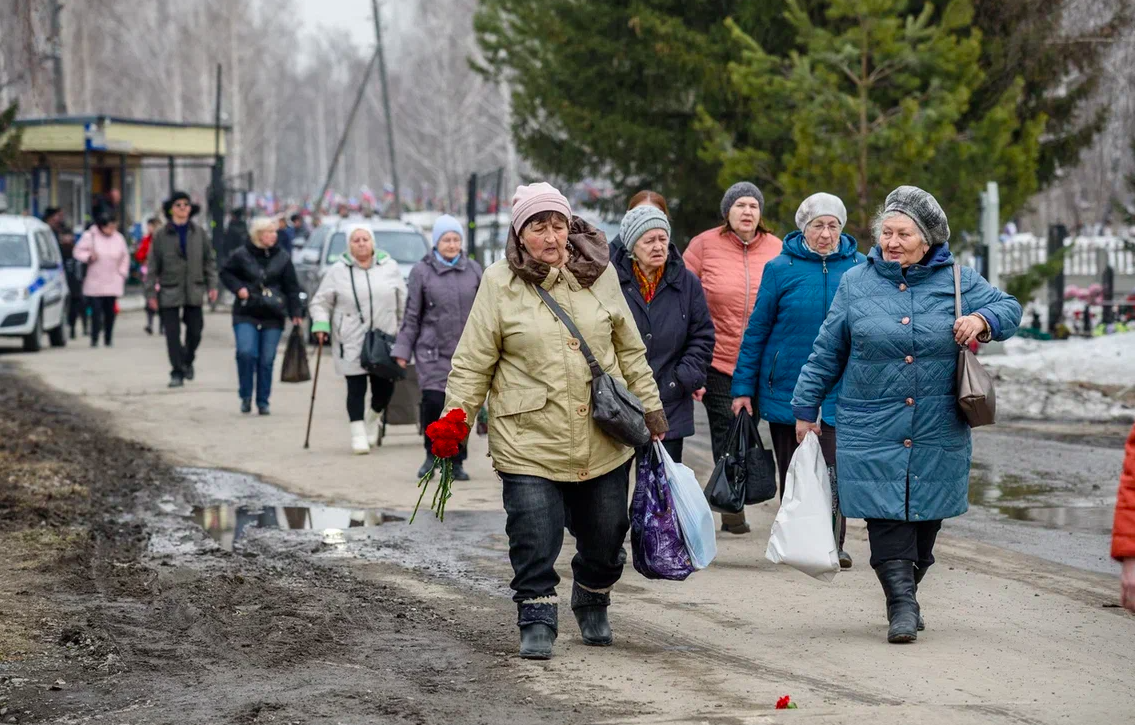 Фото Погибшие бойцы СВО, памятник Пригожину и слёзы родных. Как новосибирцы почтили умерших на Радоницу – репортаж с Гусинобродского кладбища 6